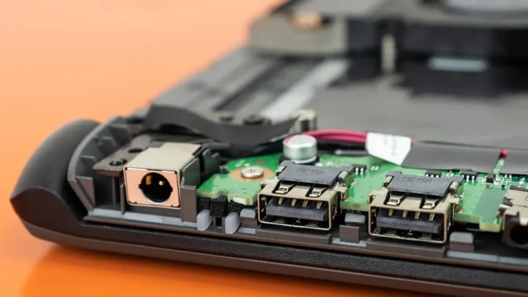 Laptop z dokumentami i nośnikiem USB podczas zmiany formatu plików