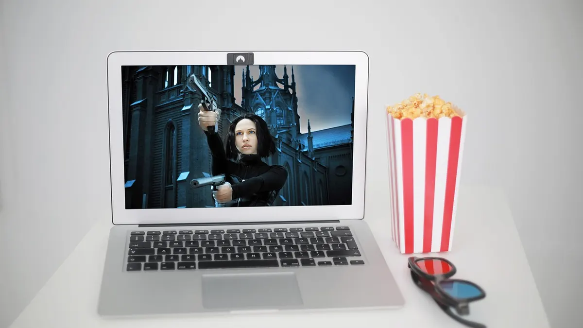 Laptop ze słuchawkami i napisami do filmu na ekranie