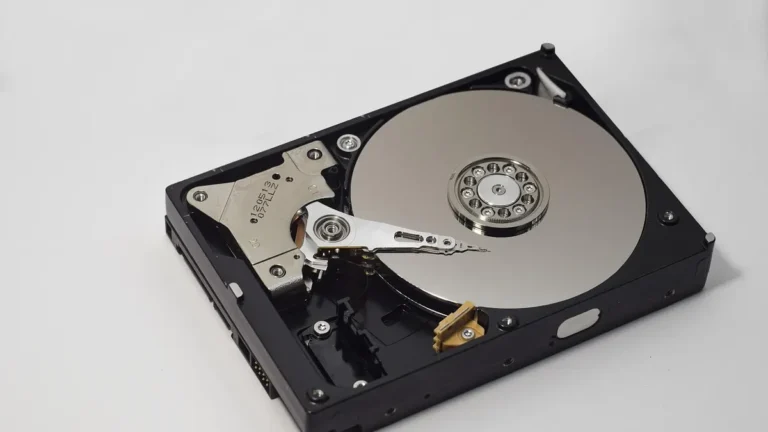 Laptop z zewnętrznym dyskiem do tworzenia kopii zapasowej danych
