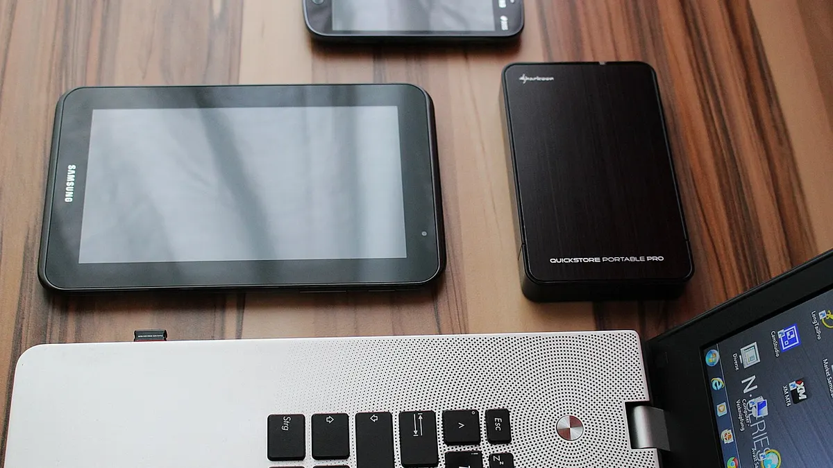 Laptop i smartfon z dyskiem zewnętrznym do tworzenia kopii danych