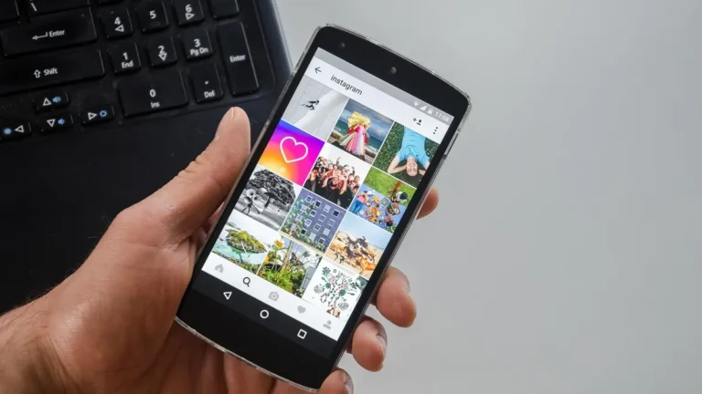 Telefon Android podłączony kablem USB do laptopa podczas tworzenia kopii zapasowej