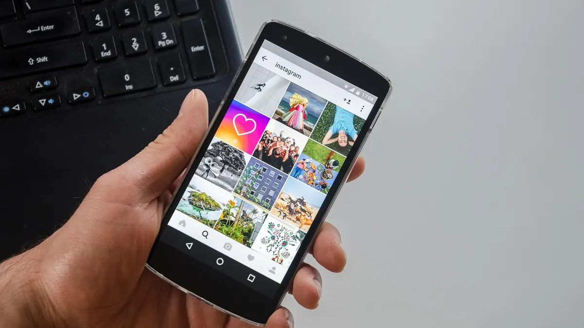 Telefon Android podłączony kablem USB do laptopa podczas tworzenia kopii zapasowej