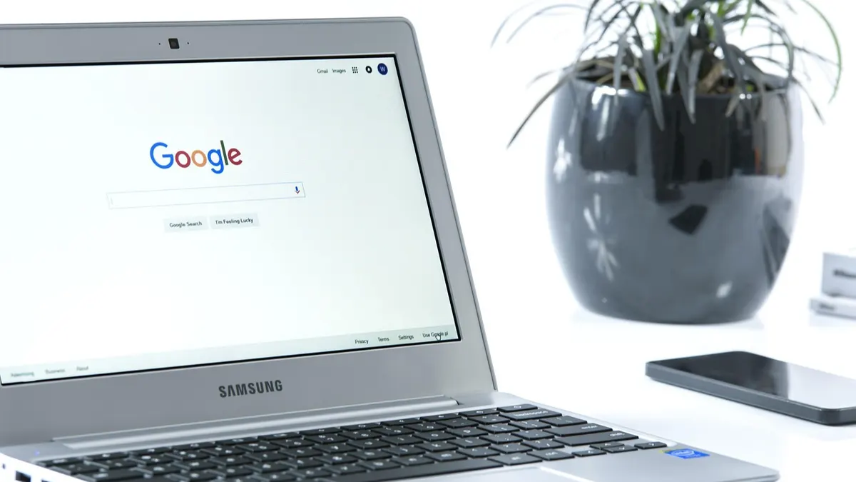 Telefon Samsung podłączony do laptopa podczas tworzenia kopii zapasowej