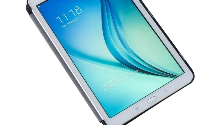 Telefon Samsung podłączony kablem USB do laptopa podczas tworzenia kopii zapasowej