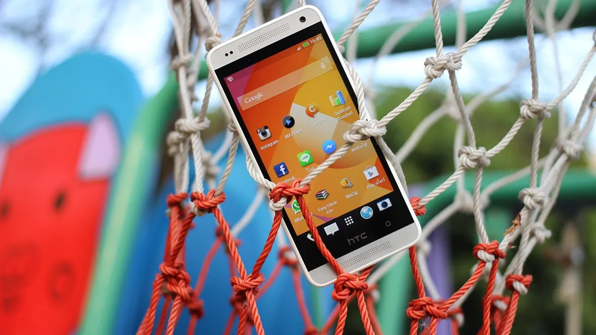 Smartfon z Androidem podczas tworzenia kopii zapasowej danych w chmurze