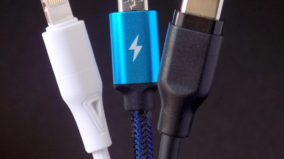 Smartfon z kartą microSD i adapterem USB do zarządzania plikami