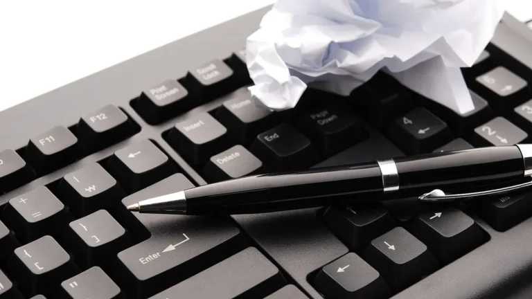 Laptop z otwartymi dokumentami PDF na biurku