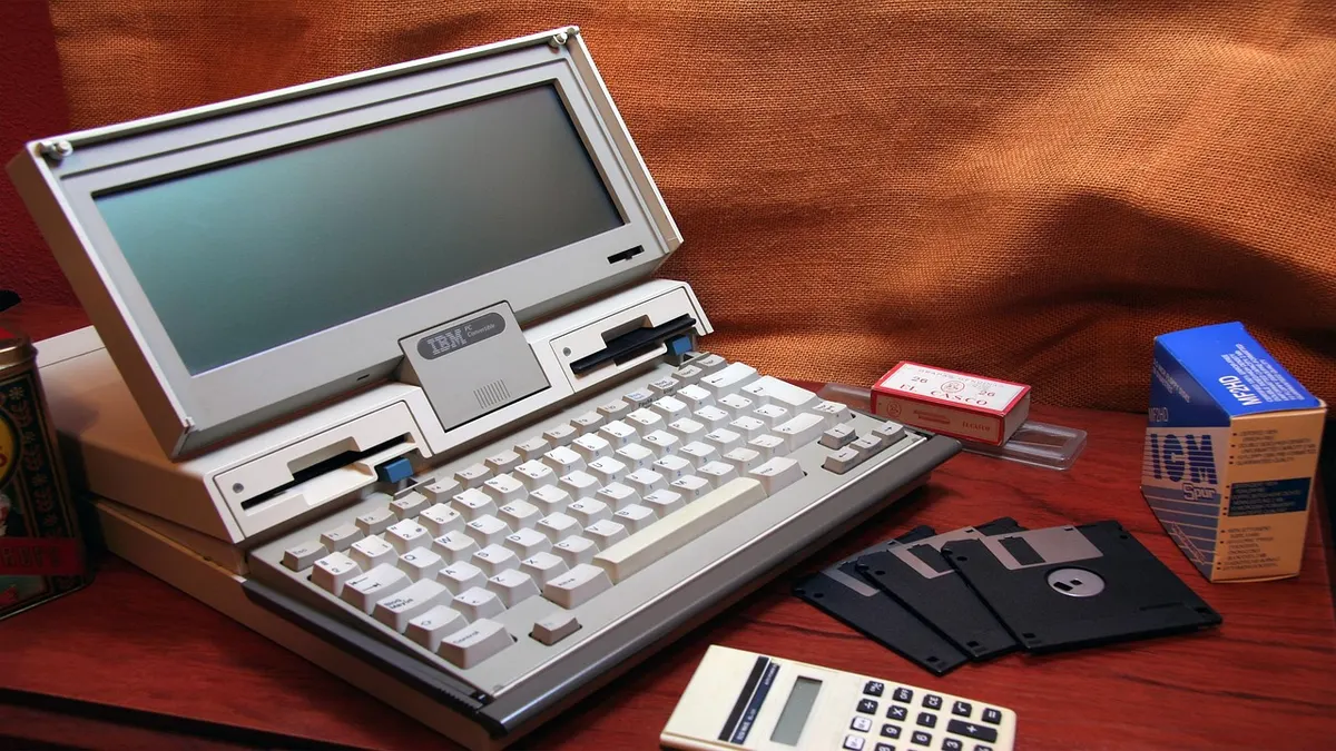 Laptop z widokiem narzędzi do czyszczenia dysku i zwalniania miejsca