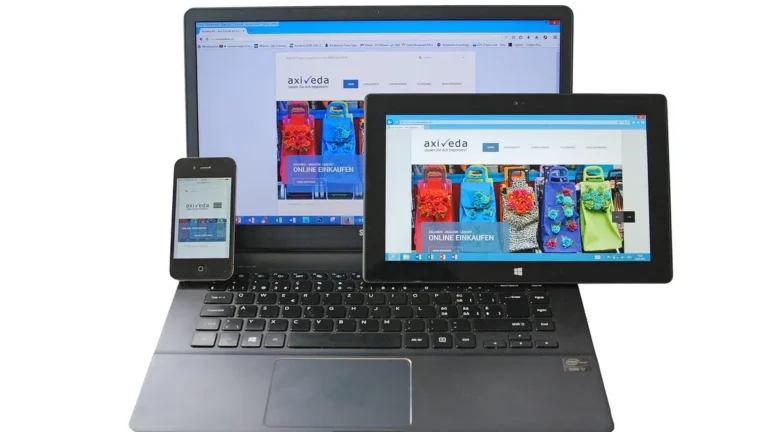 iPhone podłączony do laptopa podczas przenoszenia zdjęć w formacie HEIC