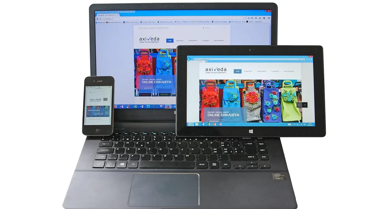 iPhone podłączony do laptopa podczas przenoszenia zdjęć w formacie HEIC