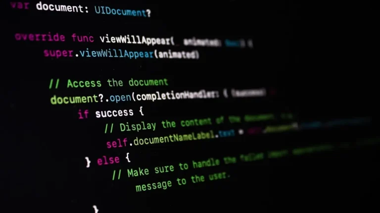 Laptop z otwartym dokumentem XML i widocznymi znacznikami danych